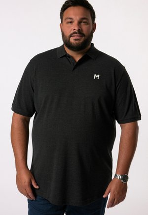 Polo shirt grigio scuro con colletto, maniche corte e un piccolo logo bianco sul petto. Tessuto morbido e liscio con una vestibilità rilassata.