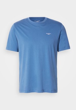 T-shirt azzurro chiaro a maniche corte realizzato in tessuto morbido, con scollo a girocollo e un piccolo logo bianco sul lato sinistro del petto.