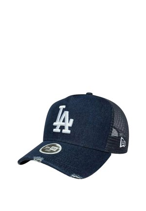 Cappellino da baseball in denim scuro con logo "LA" ricamato in bianco sulla parte anteriore, retro in rete, fascia regolabile e dettagli usurati sulla visiera.