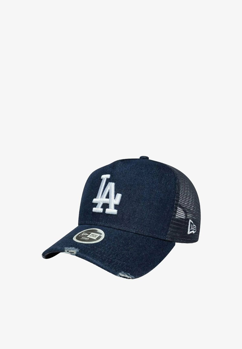 Casquette de baseball en denim foncé avec un logo "LA" brodé en blanc à l'avant, dos en maille, sangle réglable et détails usés sur la visière.