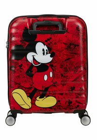 Valigia rigida rossa con grande grafica di Topolino su uno sfondo di disegni in stile fumetto. Include quattro ruote e una maniglia superiore.