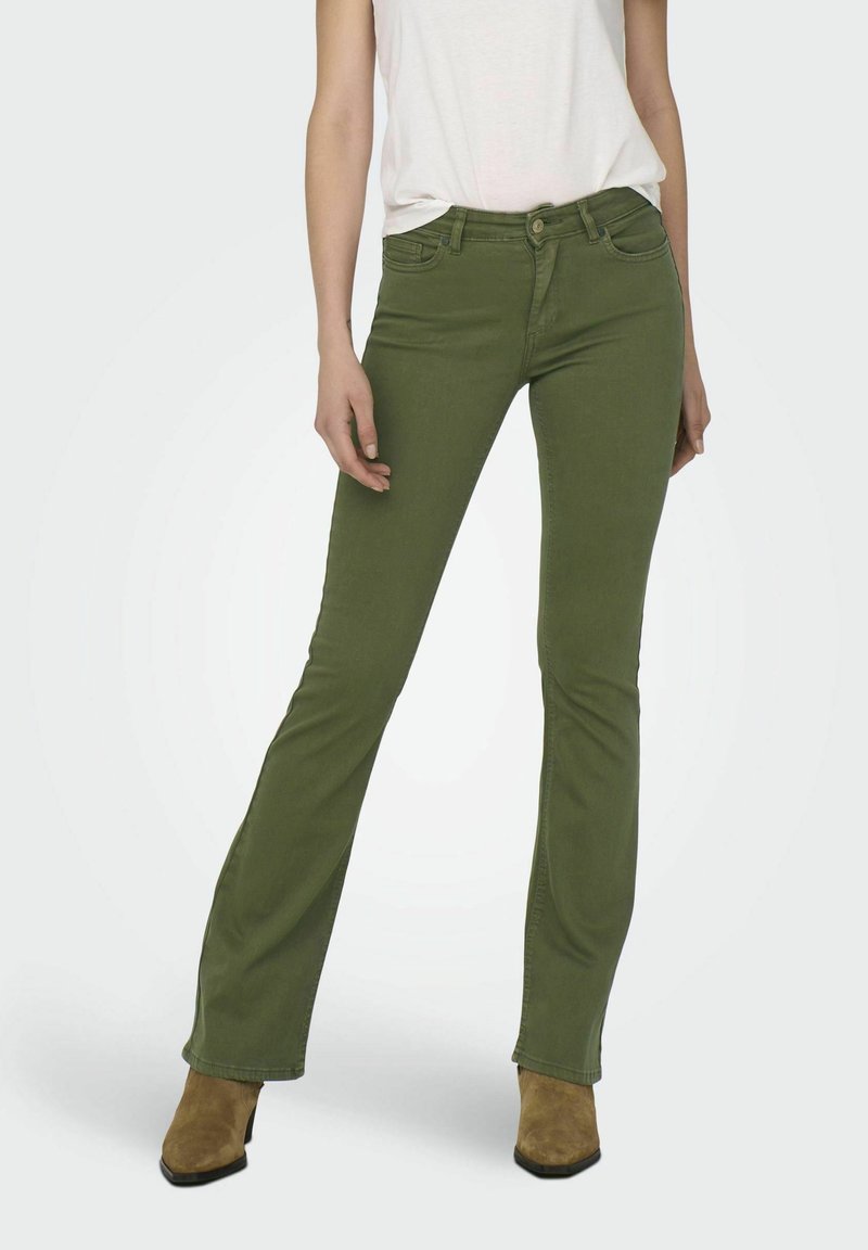 Jean flare vert olive en tissu mélangé coton, avec poches avant, passants de ceinture et bouton classique de fermeture.
