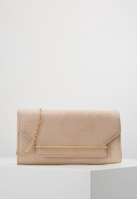 Borsa a pochette beige in morbido suede, con tracolla in oro e un'accortezza decorativa dorata sulla parte anteriore. Design minimalista a busta.