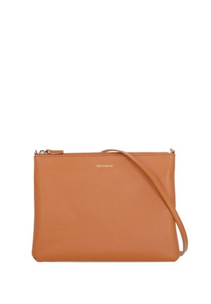 Borsa a tracolla in pelle color cuoio con texture a granuli, cerniera dorata, tracolla sottile e piccolo logo dorato "Coccinelle" centrato vicino alla parte superiore.