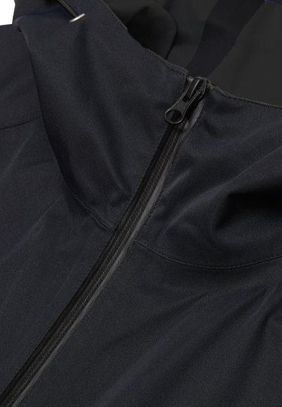 Sort zip-jakke med høj krave, lavet af glat, letvægtsmateriale. Har et strømlinet design og minimale syninger.