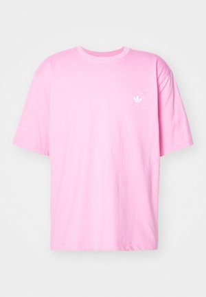 Světle růžové tričko s krátkým rukávem s malým bílým logem Adidas a třemi hvězdami na levé straně hrudníku.