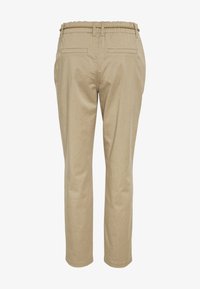 Pantalones chinos beige con un ajuste relajado, cinturilla elástica, dos bolsillos traseros y piernas rectas, fabricados en suave algodón.