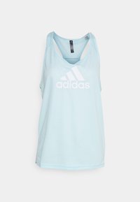 Jasnoniebieski sportowy top na ramiączkach z okrągłym dekoltem, cienkimi ramiączkami i dużym białym logo Adidas na środku przodu. Miękka tkanina.