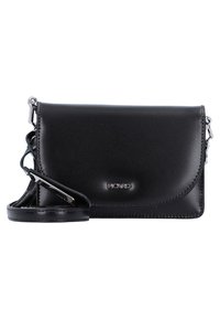 Borsa a tracolla in pelle nera con chiusura a patta, bordi cuciti, accessori in argento e tracolla regolabile. Logo del brand impresso sul fronte.