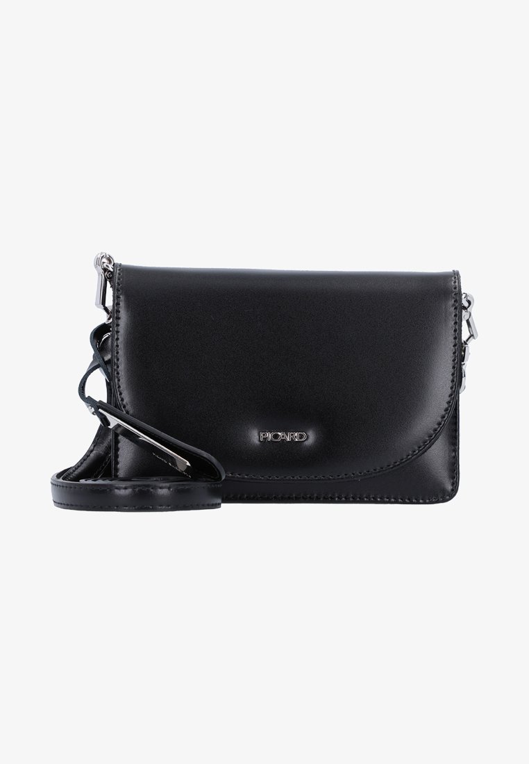 Borsa a tracolla in pelle nera con chiusura a patta, bordi cuciti, accessori in argento e tracolla regolabile. Logo del brand impresso sul fronte.