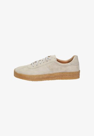 Beige Wildleder-Sneaker mit einer strukturierten Gummisohle, ausgestattet mit hellgrauen Schnürsenkeln und minimalem Branding an der Seite. Klassisches Low-Top-Design.