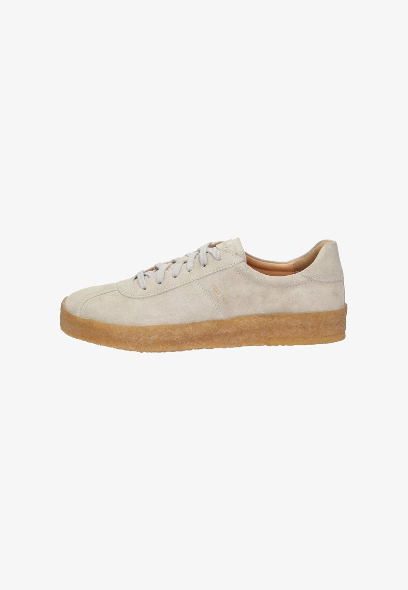 Beige Wildleder-Sneaker mit einer strukturierten Gummisohle, ausgestattet mit hellgrauen Schnürsenkeln und minimalem Branding an der Seite. Klassisches Low-Top-Design.