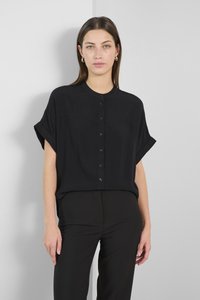 Camicia nera a maniche corte con risvolti e colletto arrotondato, realizzata in tessuto liscio, con yoke anteriore e una leggera lucentezza.