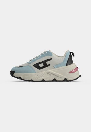 Kraftig lavtop-sneaker i lyseblå, hvid og sort med tyk sål og pink accent på hælen, vist fra siden.