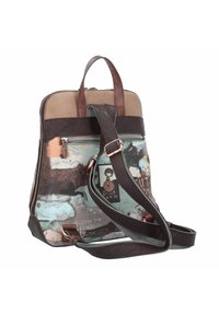 Rucksack mit braunen Lederelementen, einem mehrfarbig bedruckten Stoff mit fantasievollen Illustrationen und Text, zwei Griffen und einem verstellbaren Tragegurt.