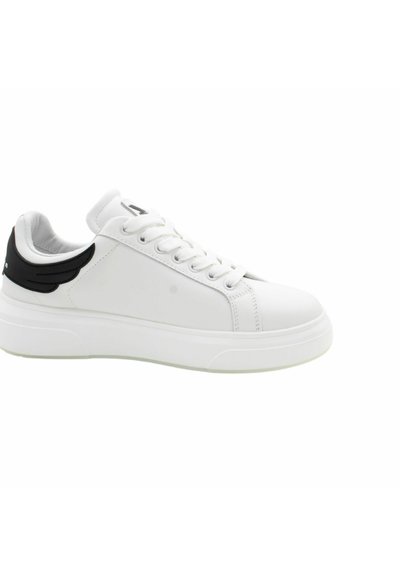 Baskets en cuir blanc avec semelle plate, présentant des accents en cuir noir sur les ailes, bout rond et fermeture à lacets. Texture lisse avec de subtils détails de couture.