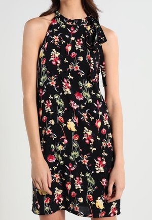 Robe noire sans manches avec un motif floral rouge, jaune et blanc, col montant et nœud sur l'épaule gauche.