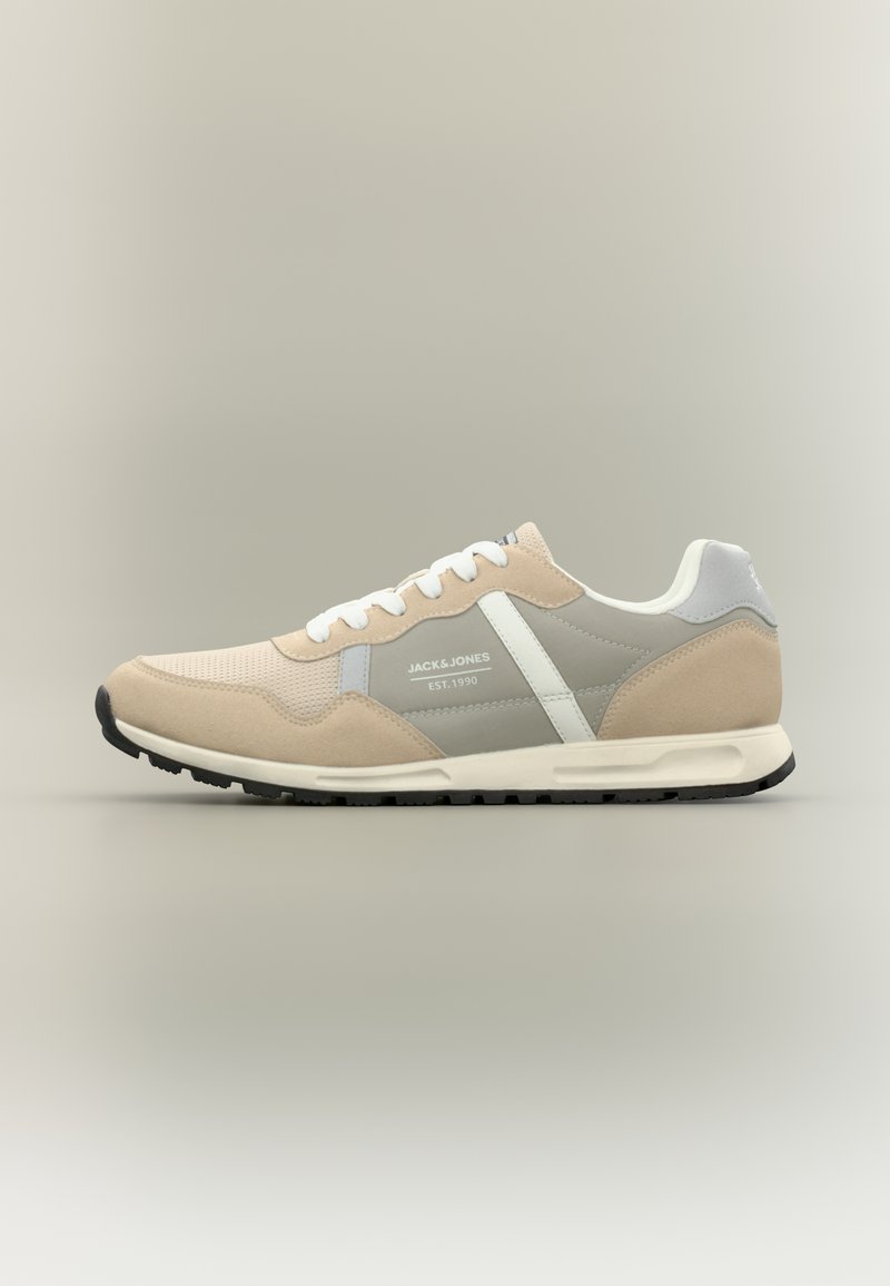 Μπεζ και γκρι αθλητικό παπούτσι με κεντημένη επάνω επιφάνεια από σουέτ, λευκές λεπτομέρειες και λαστιχένια σόλα, με σχεδιασμό δετών κορδονιών και λογότυπο στη πλευρά.