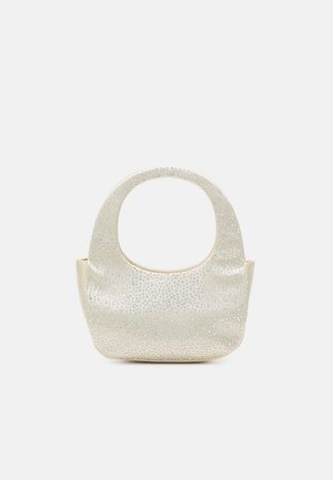 Lille cremefarvet håndtaske med afrundede håndtag, dækket af jævnt fordelte små sølvnitter, vist på en ensfarvet hvid baggrund.