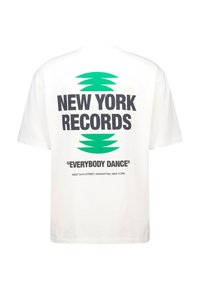 Valkoinen puuvillapaita, jossa on suurta mustaa tekstiä "NEW YORK RECORDS" ja vihreitä graafisia elementtejä, sekä alla lause "EVERYBODY DANCE."