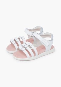 Białe sandały dziecięce z trzema poziomymi paskami, paskiem z tyłu i zapięciem na rzep. Gładka tekstura z różową wkładką.