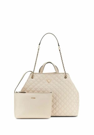 Crèmekleurige gewatteerde handtas met kettingband en bijpassend klein tasje, beide voorzien van goudkleurige hardware en merklogo-accenten.