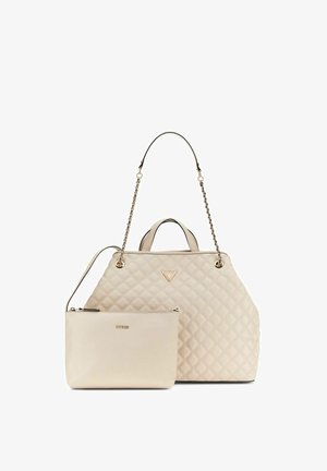 Crèmekleurige gewatteerde handtas met kettingband en bijpassend klein tasje, beide voorzien van goudkleurige hardware en merklogo-accenten.