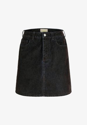 Gonna di jeans nera con una leggera forma a A, dotata di chiusura anteriore con bottoni, passanti per cintura e due tasche laterali. Tessuto testurizzato con dettagli minimi.
