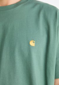 Carhartt WIP CHASE - Basic T-shirt - duck green/gold