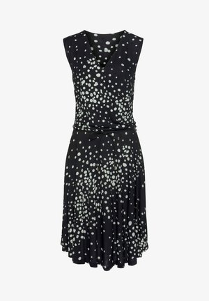 Mouwloze zwarte jurk met witte verspreide polka dots, V-hals wikkel bovenstuk en een ceintuur in de taille, rok tot op de knie.