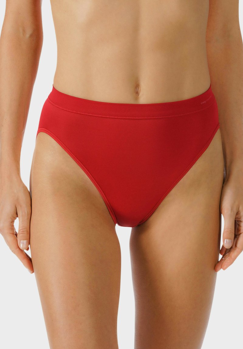 Czerwony bikini o wysokim stanie wykonane z gładkiego materiału, charakteryzujące się klasycznym krojem z czystymi brzegami i minimalnymi szwami dla wygody.