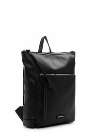 Mochila de cuero negro con forma rectangular, que presenta un cierre superior, un bolsillo frontal y un asa corta. Textura suave y diseño minimalista.