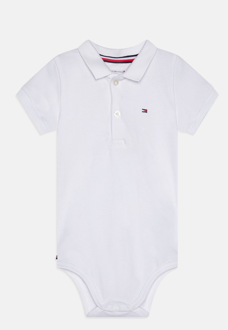 Vit polo bodysuit med korta ärmar, polo-krage, tvåknappsstängning och litet broderat logo. Mjuk bomullsmaterial, tryckknappsstängning i nederkant.