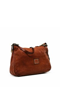 Borsa a spalla in pelle di un ricco colore marrone, con una superficie texturizzata, una fascia rettangolare decorativa, borchie decorative e una tracolla regolabile.