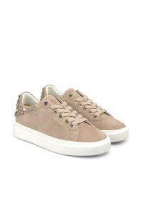 Sneaker in suede beige con suola in gomma bianca, punta rotonda e chiusura con lacci piatti. Decorati con borchie metalliche sul tallone e sul lato.