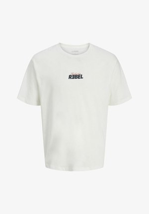 Tricou alb cu mâneci scurte, cu textul „Eclectic REBEL” imprimat cu litere mici în centrul frontal.