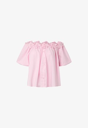 Pink off-shoulder bluse med korte ærmer, knapper foran og dekorative stofblomster langs halsudskæringen.