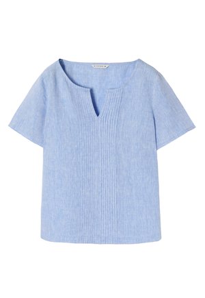 Lichtblauwe blouse met korte mouwen en een V-hals, voorzien van verticale plooien aan de voorkant en een ontspannen pasvorm. Gemaakt van lichte, gestructureerde stof.
