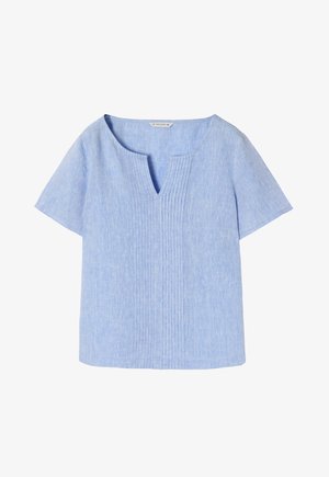 Lyseblå kortærmet bluse med V-udskæring, der har lodrette plisseringer ned ad fronten og en afslappet pasform. Lavet af letvægts, tekstureret stof.