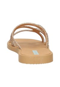 Infradito glitterati color oro rosa con cinturini larghi, una soletta liscia color beige e una suola grossa. Paillette coprono il materiale della fettucina e il design superiore.