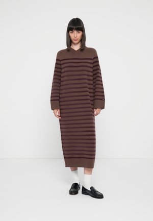 CASH DRESS - Neulemekko - brown/rouge