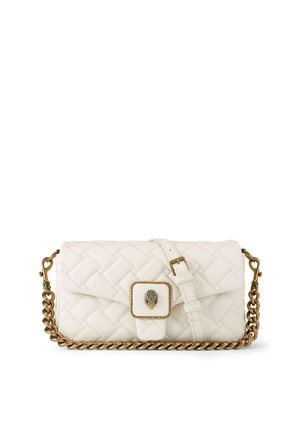Witte gewatteerde leren clutch met goudkleurige kettingriem en decoratieve gouden sluiting met een gedetailleerd dierenhoofdmotief.