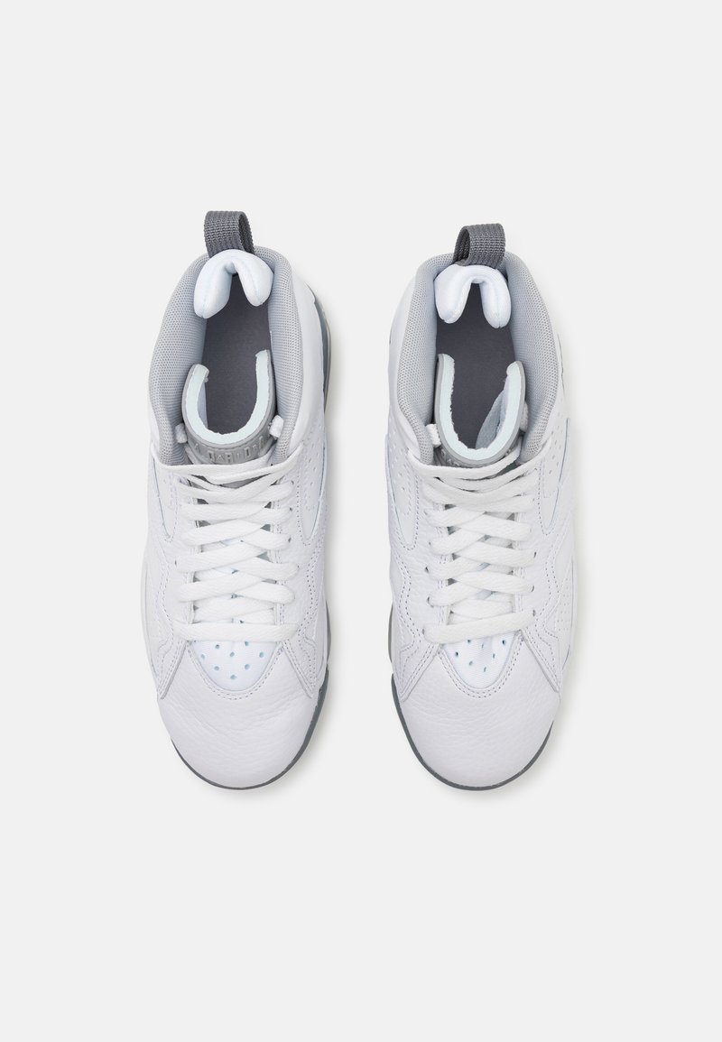 Scarpe da ginnastica bianche con tomaia in pelle liscia, accenti grigi, dettagli perforati e suole in gomma grigia, caratterizzate da un design con lacci.