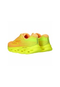 Neon gele en oranje sneakers met een mesh bovenwerk en een dikke zool met uitsparingen voor luchtstroom. Inclusief "S" logo aan de zijkant.