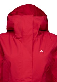 Giacca impermeabile rossa con colletto alto e cappuccio regolabile. Presenta un logo riflettente e una texture liscia con cuciture minime.