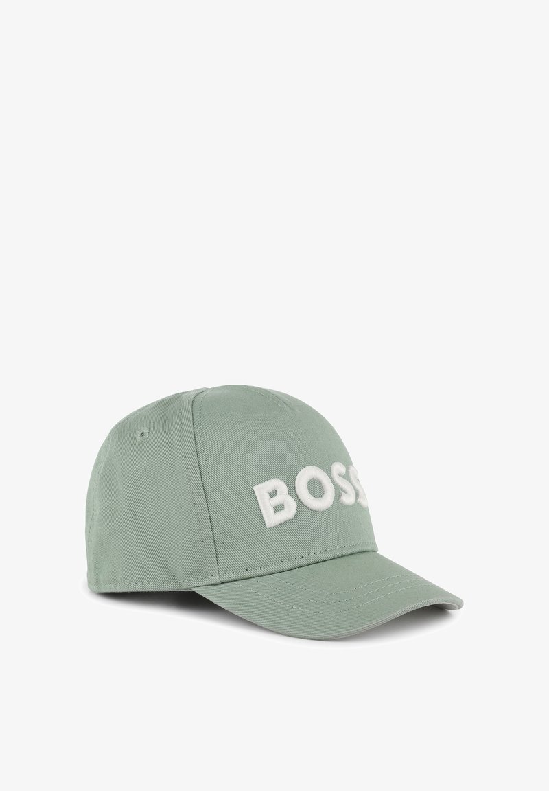 Casquette de baseball vert clair avec visière courbée et texte brodé "BOSS" en blanc sur le devant, présenté sur fond blanc.