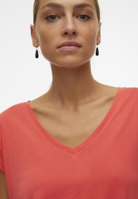 Vero Moda VMFILLI - T-shirts - cayenne
