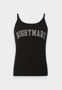 Črna rebrasta majica brez rokavov s tankimi naramnicami in napisom "NIGHTMARE" v velikih sivih šolskih črkah čez prsi.