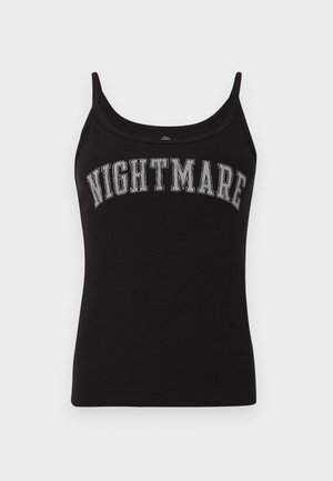 Top de alças finas, preto e com gomos, com a palavra "NIGHTMARE" impressa em grandes letras cinzentas de estilo universitário no peito.