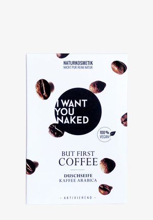 Emballage de savon au café naturel avec les textes « Je te veux nue », « Mais d'abord le café » et « 100 % végan » entouré de grains de café.